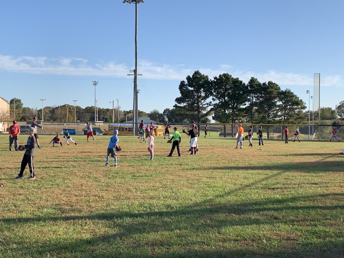 BaseballSpokane's tweet image. Couldn’t be more pleased with the numbers and work ethic of the boys tonight at the baseball camp.  Over 30 kids showed up to get better.  Great future in Spokane Baseball.  #proudtobeanowl