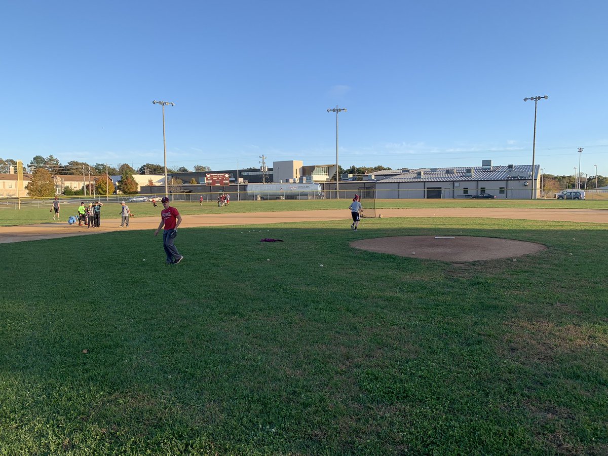 BaseballSpokane's tweet image. Couldn’t be more pleased with the numbers and work ethic of the boys tonight at the baseball camp.  Over 30 kids showed up to get better.  Great future in Spokane Baseball.  #proudtobeanowl