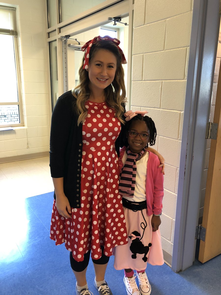 sumler_emma's tweet photo. ❤️loved celebrating the 50th day of school! @BellwoodBulldog #oneccps https://t.co/KvhixHskle
