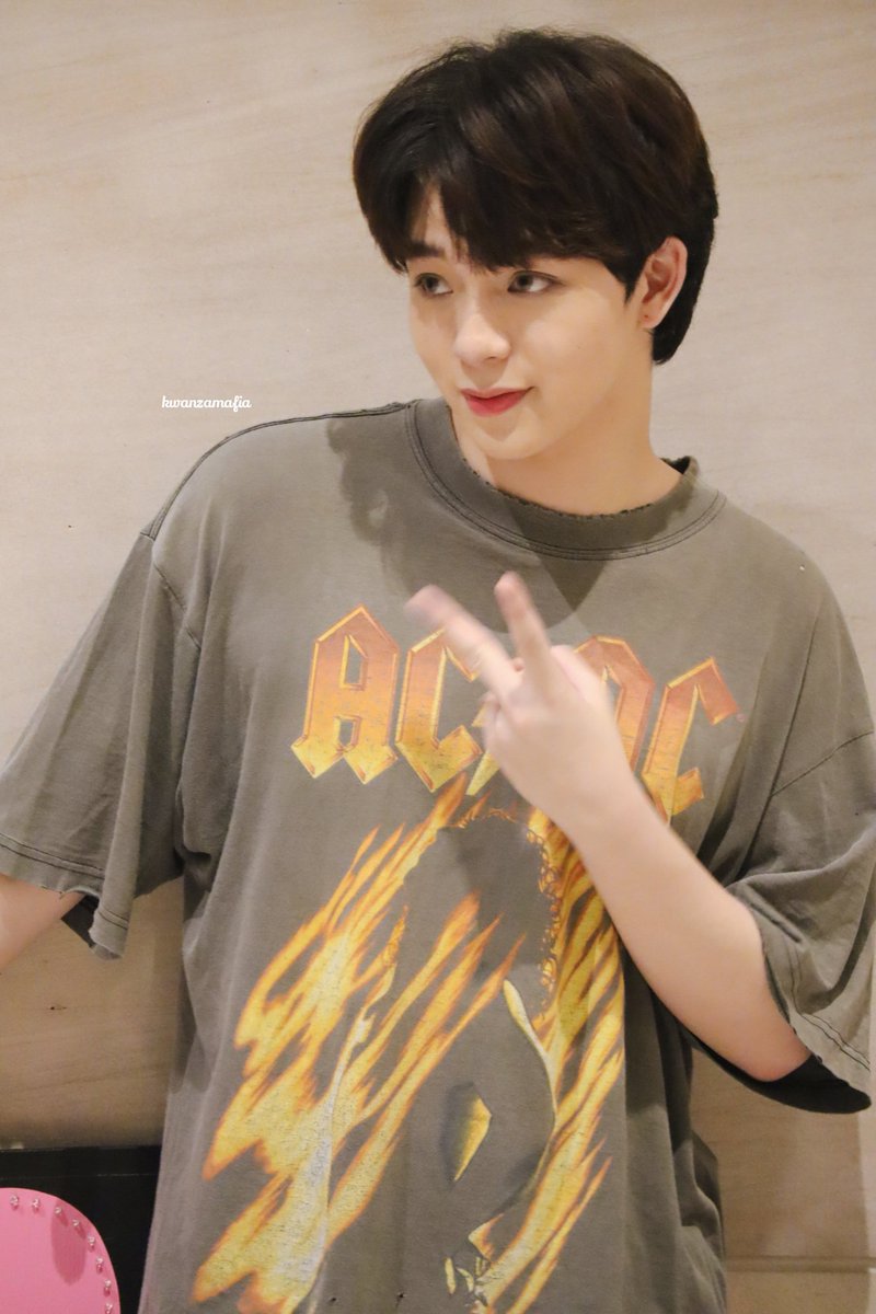 KwanzaMafia's tweet photo. คนน่ารักและท่าประจำของเค้า @basjtr 
#บาสเด็กอ้วนที่แท้จริง
#LacostexBas https://t.co/w7NDBtzTxr