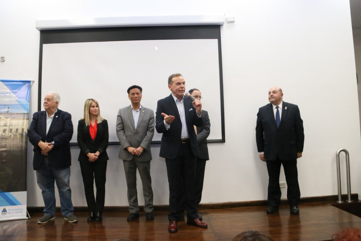 fyuanjp's tweet photo. 70 AÑOS CELEBRANDO "DÍA DEL INMIGRANTE"
Junto a @HoracioGarciaOK @dsmarias descubrimos la placa en homenaje a los #70Años del establecimiento del "Día del #Inmigrante" @Migraciones_AR. #Reconocimiento #Migraciones  #DiaDelInmigrante @ArgchinaCom https://t.co/8tORv18Q3A