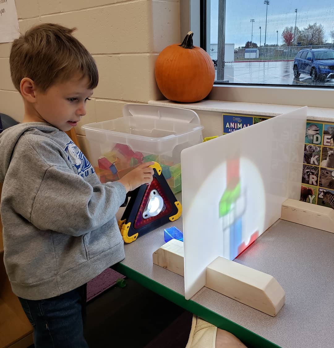 BluejayPreK's tweet photo. Playing with lights and shadows today! #PreschoolSTEM #BluejayBeginnings #MorrisJays #BFJays https://t.co/gwsgoMhmDt
