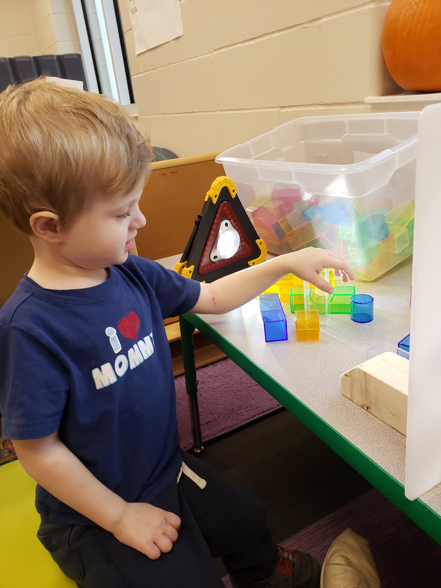 BluejayPreK's tweet photo. Playing with lights and shadows today! #PreschoolSTEM #BluejayBeginnings #MorrisJays #BFJays https://t.co/gwsgoMhmDt