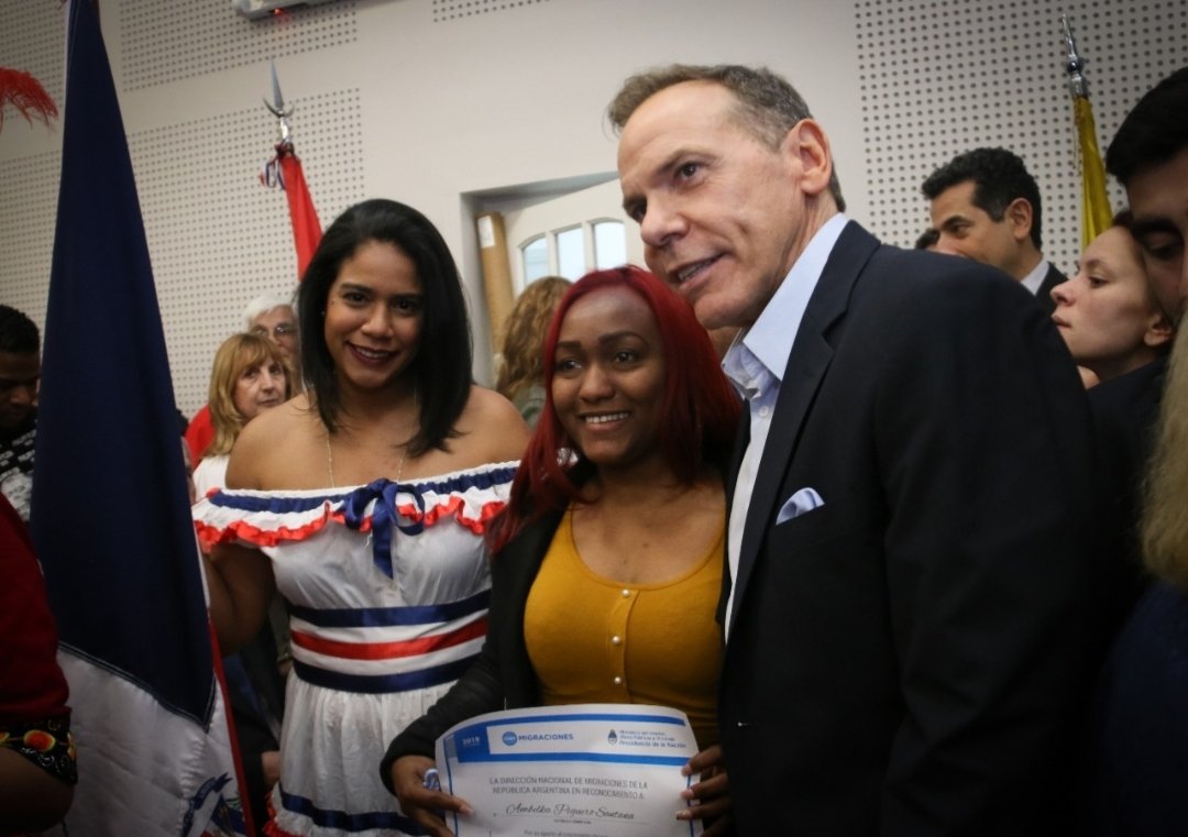 Con autoridades de la Legislatura Porteña y referentes de colectividades entregamos un reconocimiento a 35 inmigrantes destacados por su aporte a la #Argentina, dado que este año se cumplieron 70 años de que se instituyó el Día del Inmigrante y se creó <a href="/Migraciones_AR/">Migraciones</a>