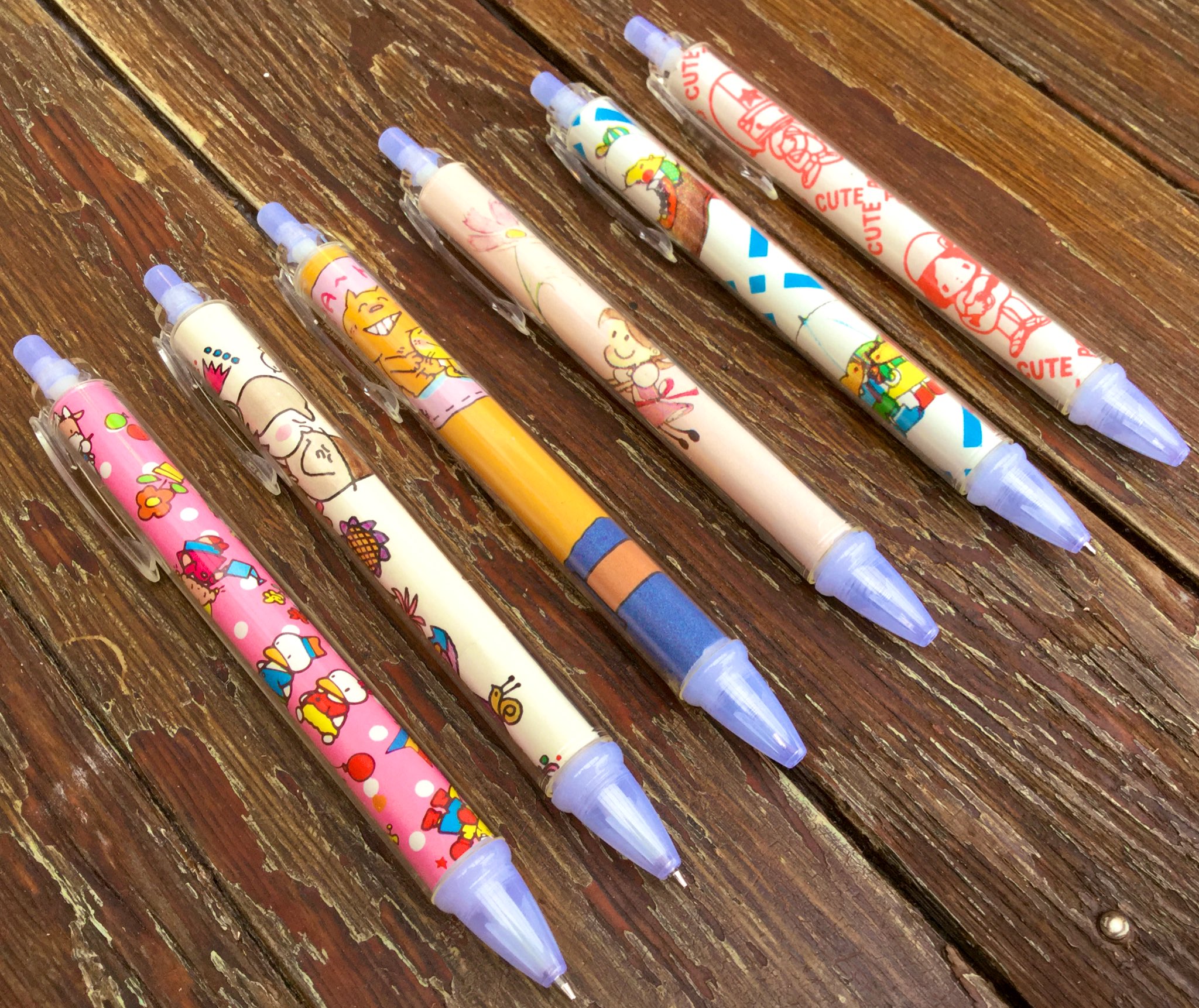 雑貨奥様 セリア オリジナルボールペンとシャーペンのキットを更に4本作りました 手前から折り紙 佃 公彦氏シール 亜土ちゃんポチ袋 小さな恋のものがたり ラッピングペーパーより切り抜きました 紙モノコレクションが活きます セリア 昭和