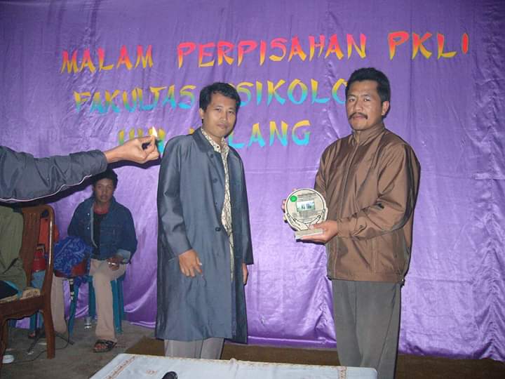 A Khudori Soleh (@khudorisoleh) on Twitter photo Kenangan :
Bersama Kepala Desa Ngadas, Bromo, acara Malam Perpisahan PKLI Fak. Psikologi UIN Malang, Agustus 2005.
Cc <a href="/Psi_UINMaliki/">Psikologi UIN Maliki</a> <a href="/mahpoer/">Mohammad Mahpur</a> Kenangan :
Bersama Kepala Desa Ngadas, Bromo, acara Malam Perpisahan PKLI Fak. Psikologi UIN Malang, Agustus 2005.
Cc <a href="/Psi_UINMaliki/">Psikologi UIN Maliki</a> <a href="/mahpoer/">Mohammad Mahpur</a>