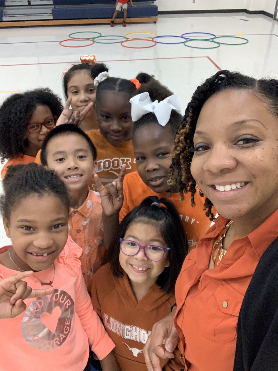 charde_cooks's tweet image. Standing united!  #UnityDay2019 #LakeRidgeNation #3rdgraders