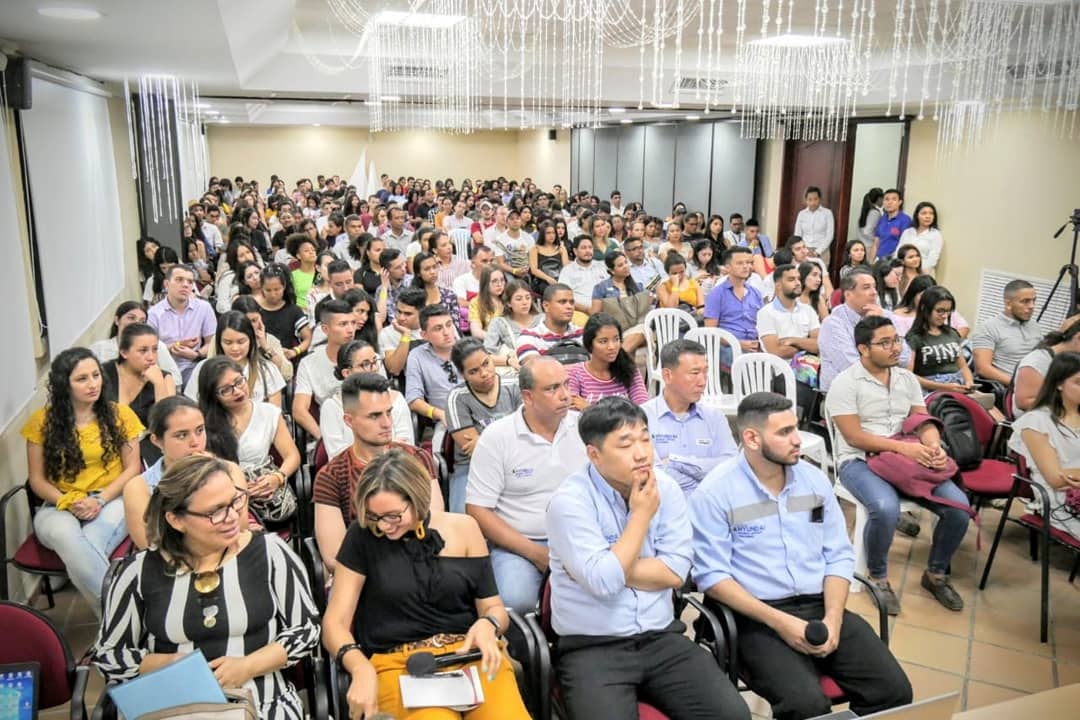 Unimagdalena's tweet photo. #AEstaHora | En el auditorio Julio Otero Muñoz de @Unimagdalena el magíster @fcasasjimenez - director de Franquicia y Expansión de #BodytechColombia comparte sus experiencias de mercadeo en el mundo corporativo con alumnos y docentes, en el marco de la XI Semana Internacional https://t.co/iAtozckWOA