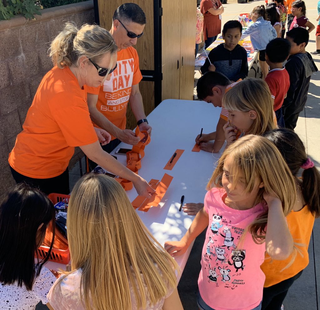 aarias2552's tweet image. Celebrating UNITY Day! Promoting kindness, acceptance and inclusion. Today and every day, BE THE “I” in KIND! 🧡 @WilliamHFrazie2 @FUESDSchools @MrEstradaFUESD @kumlor711 @Courtne40481378  #FrazierFam #UnityChain #alwayschoosekind