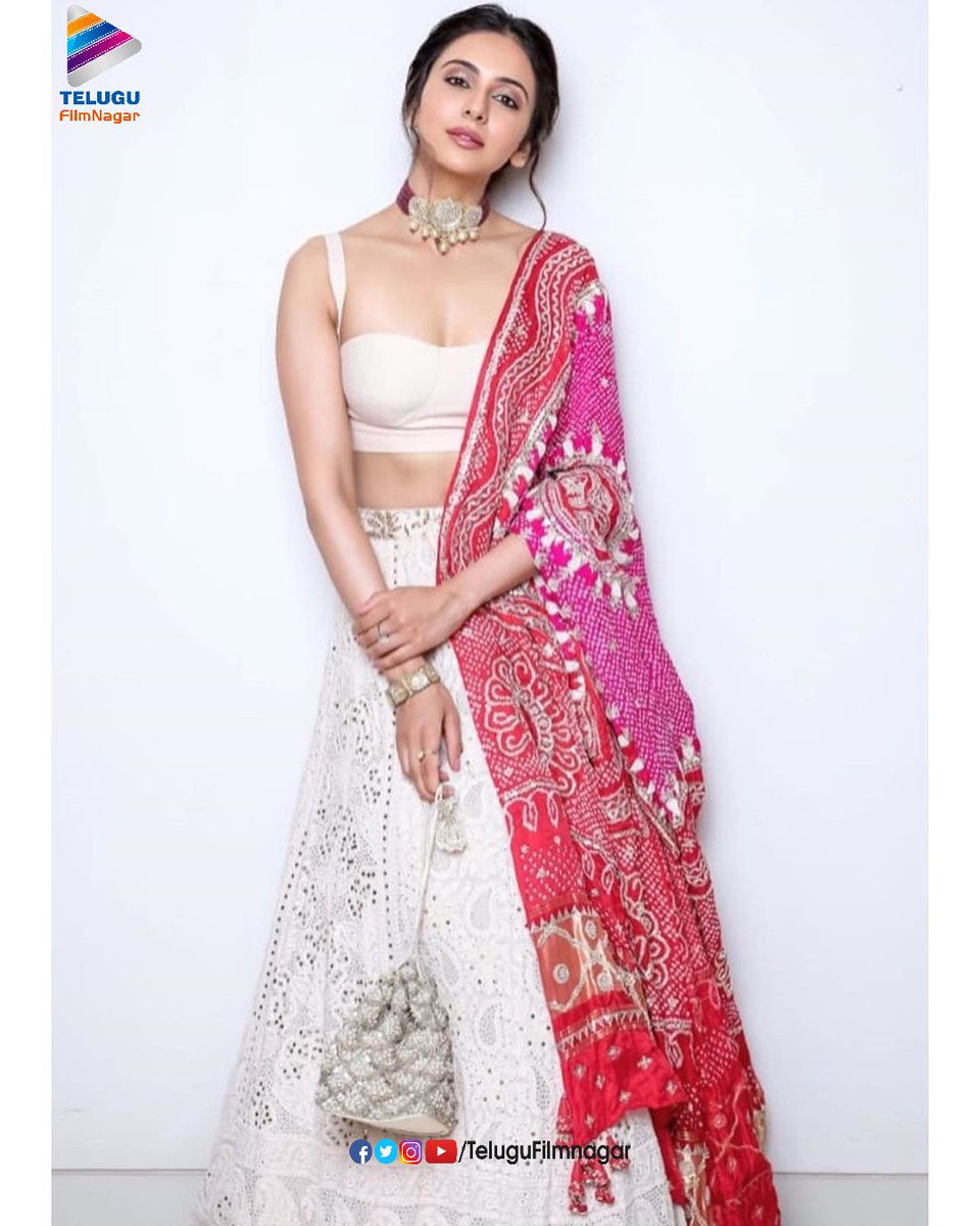 telugufilmnagar's tweet photo. Festive ready!! @Rakulpreet✨
#RakulPreetSingh #StealTheStyle #Diwali https://t.co/LZo9EcCfMU