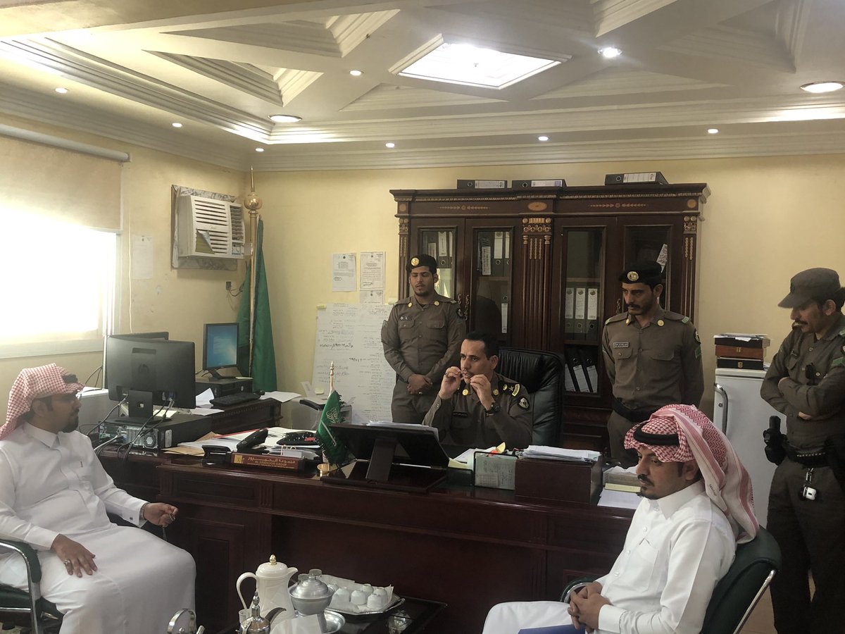 قام وفد من المعهد العلمي يتقدمهم مدير المعهد الأستاذ/هادي بن محسن ال فطيح، ومشرف النشاط الأستاذ/عبدالله القحطاني وعدد من الطلاب بزيارة لمقر الشرطة بمحافظة يدمة اطلعوا من خلالها على الجهود التي يقوم بها رجال الأمن العام لحفظ الأمن وعدم وقوع الجرائم و الحد من انتشارها .