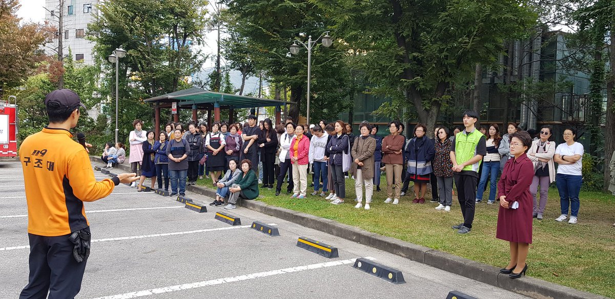 lemi2958's tweet image. 성남시 여성복지회관 2019 소방 합동훈련이 진행되었습니다. 평소 소방 훈련을 통해 실제 상황에 당황하지 않고 행동하도록 해야겠습니다. #성남시 #여성가족과