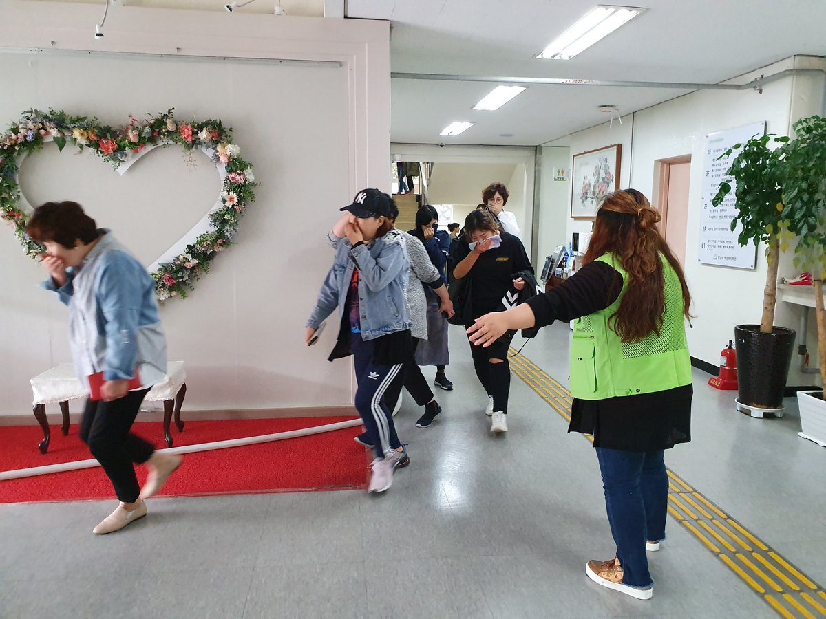 lemi2958's tweet image. 성남시 여성복지회관 2019 소방 합동훈련이 진행되었습니다. 평소 소방 훈련을 통해 실제 상황에 당황하지 않고 행동하도록 해야겠습니다. #성남시 #여성가족과