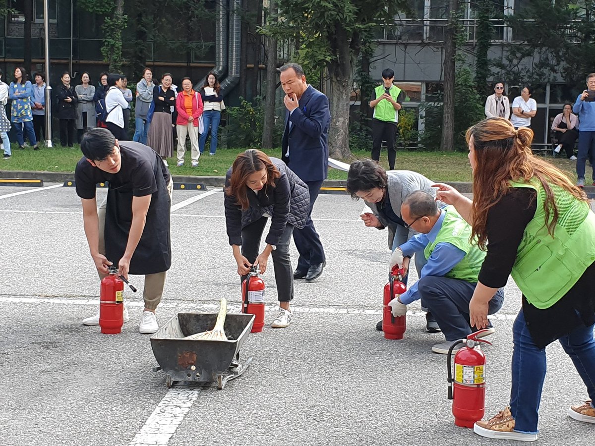 lemi2958's tweet image. 성남시 여성복지회관 2019 소방 합동훈련이 진행되었습니다. 평소 소방 훈련을 통해 실제 상황에 당황하지 않고 행동하도록 해야겠습니다. #성남시 #여성가족과