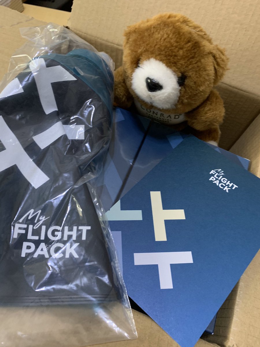 minamikuma's tweet photo. 飛行機に乗る際の時差ボケを軽減するMy flight packを買ってみました。エゲレスから航空便にて到着。飛行機に乗る前に飲む緑と寝るときに飲む青と昼に飲む黄色がセットになってます。500㎖の水に溶かして飲みます。今回は水筒もセット。
#MyflightPack https://t.co/kdV2AFot6e