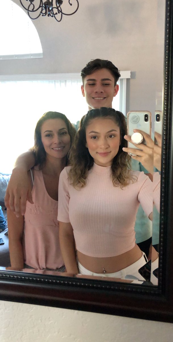 chavezangel55's tweet photo. My girls 💛 https://t.co/BfXnbUvS2K