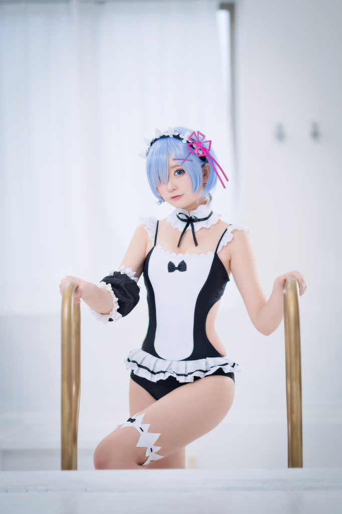 画像,💙メイド水着レム🖤速報です〜レム写真集に収録する予定です！📷：@nigellizhe https://t.co/mjTwmmMXMm…