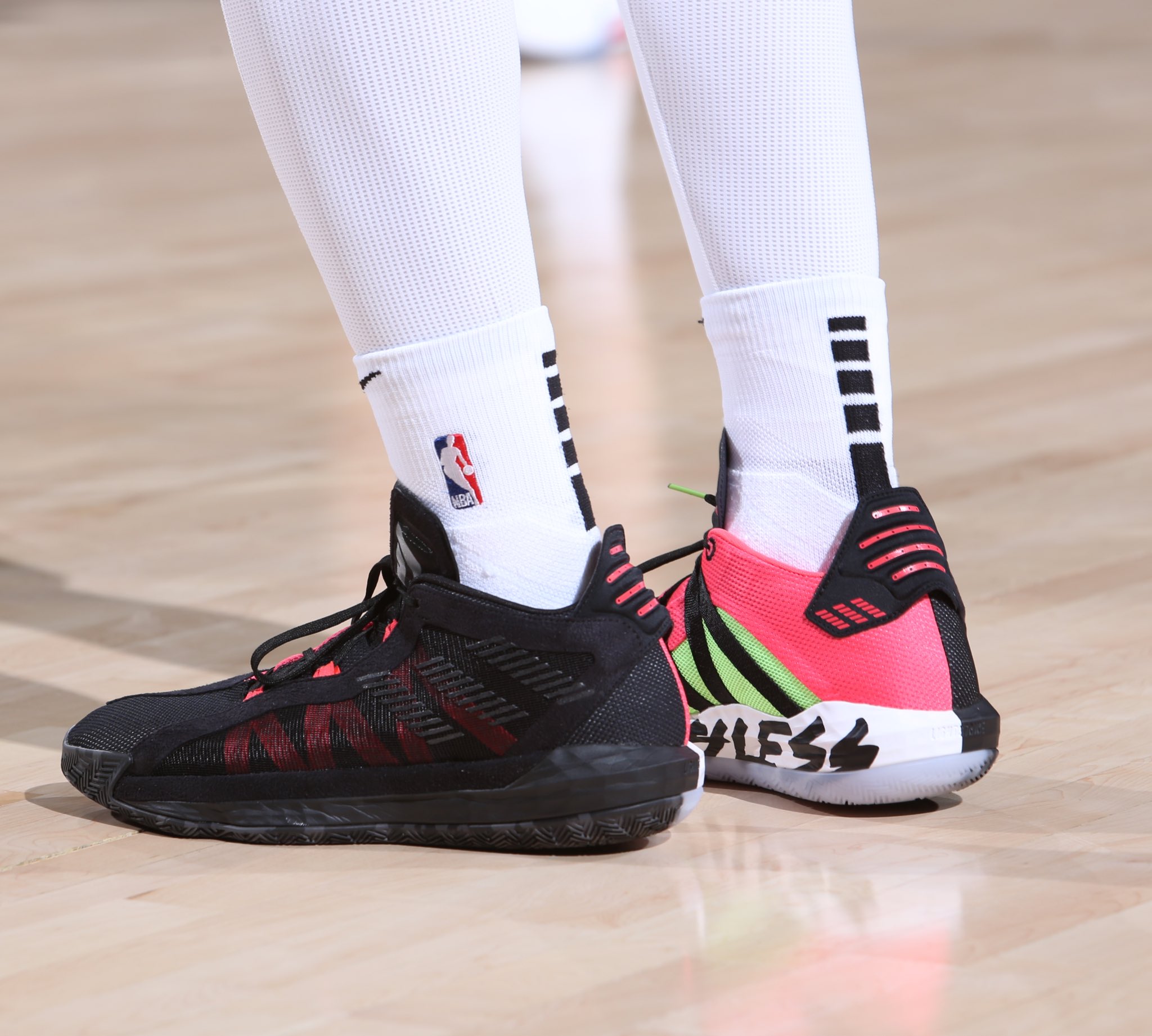 تويتر \ 🏀 #NBAKicks 👟 على تويتر: "Dame Lillard opens new season in the “Ruthless” adidas Dame 6! #NBAKicks https://t.co/VHz8Yr9IrU"