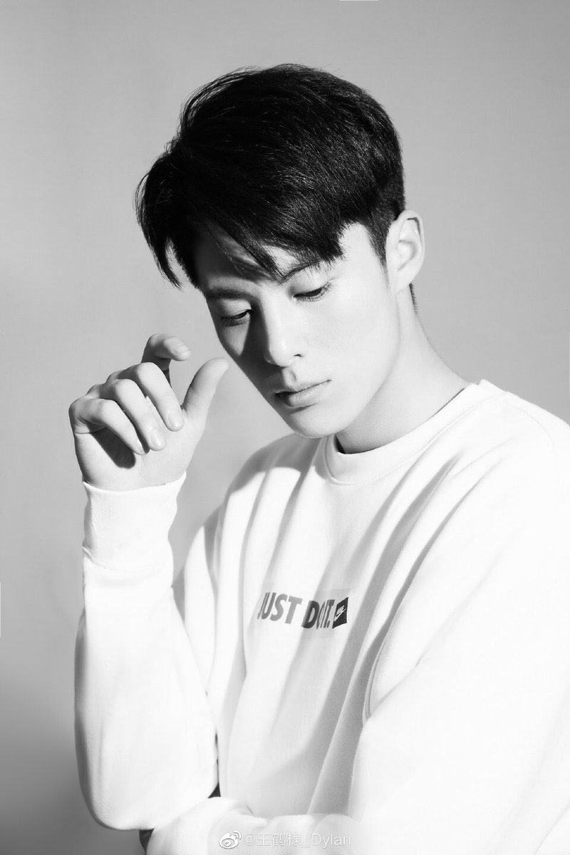 TaeV_Elle's tweet image. What&apos;s  with  #BlackTechnology? 😉

Your latest douyin post was also in black and white. 

#WangHeDi #ShenYue