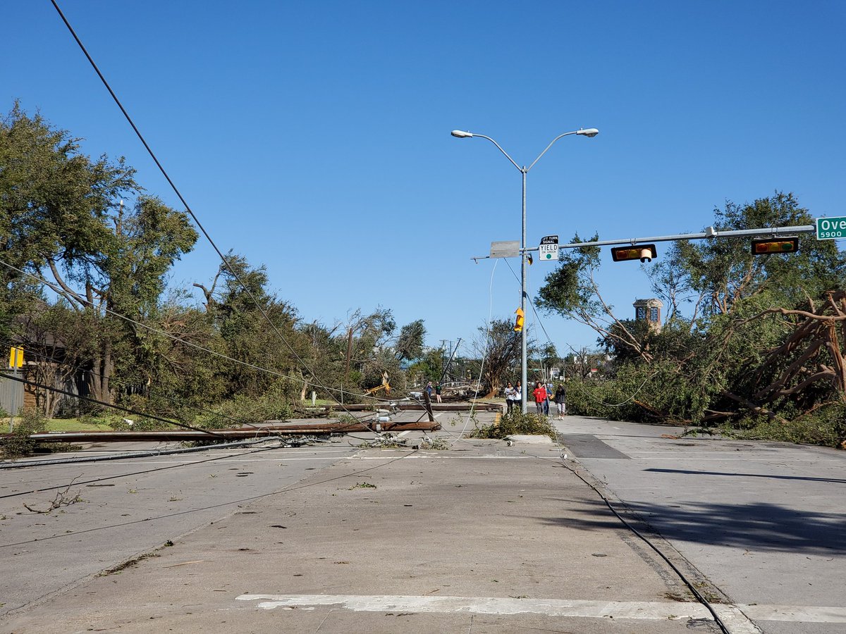 JessSepkowitz's tweet image. Thank you @Oncor and PAR Electric for your hard work getting power restored after the #DallasTornado.  Preston south of Royal has at least 8 new poles &amp;amp; wiring.