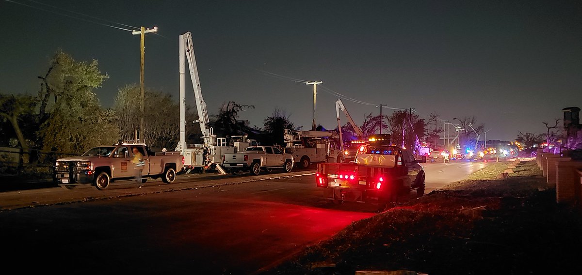 JessSepkowitz's tweet image. Thank you @Oncor and PAR Electric for your hard work getting power restored after the #DallasTornado.  Preston south of Royal has at least 8 new poles &amp;amp; wiring.