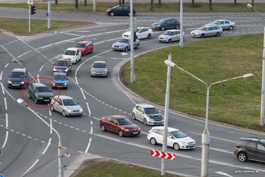 поворот со второй полосы. поворот налево со второго ряда. машина на повороте. поворот со второго ряда. штраф за полосу на поворот.