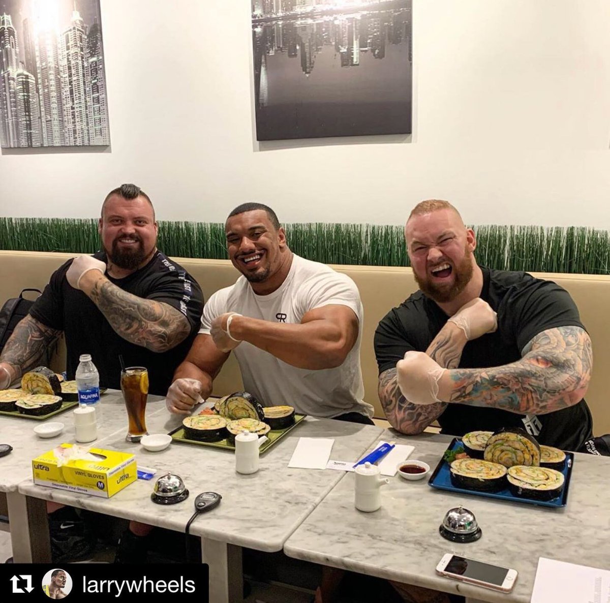 World’s top 3 ultimate strongmen compete in the 2019 Yokozuna challenge!! Great to have you gentlemen stop by. 
📸<a href="/larrywheels/">Larry campbell</a> ・・・
4lbs/2kilo of sushi in 15 mins!
Who won?
Now live on Youtube!
@eddiehallwsm <a href="/thorbjornsson/">Jónas Thor Björnsson</a> @teampersonalrecord <a href="/sumosushibento/">SUMO SUSHI & BENTO</a> #yokozunachallenge