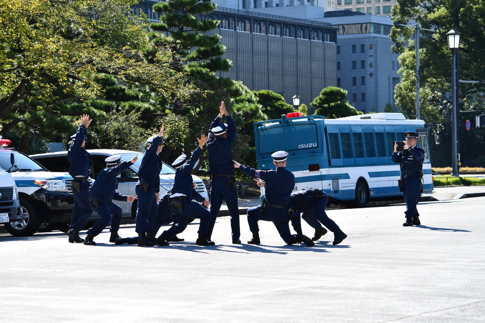 気になる皇居前の待機場所での京都府警の方達の記念撮影のポーズ 話題の画像プラス 気になる皇居前の待機場所での京都府警の方達の記念撮影のポーズ 話題の画像プラス