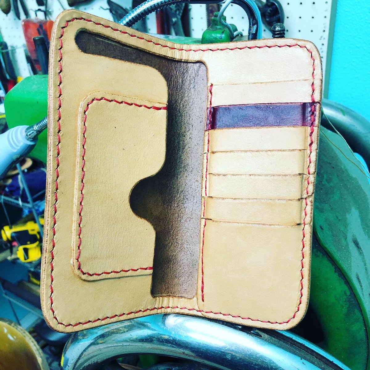 robinsonleather's tweet photo. Custom handmade, hand-stitched leather wallet. #leather #robinsonleatherworks #wallet #handmade https://t.co/OLOidynsaF