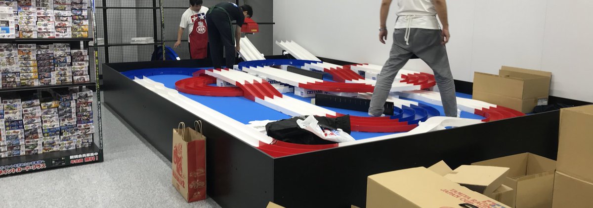 こちか 初心者ガンプラ配信者 ヨドバシ梅田のおもちゃ売り場が地下2階から5階に移動してた プラス コース設置準備してらした 楽しみ ミニ四駆 Mini4wd ヨドバシ梅田