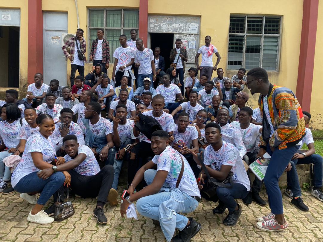 d_klux's tweet photo. Grateful heart
#Valiant19 #valiantsignout #futaclassof2019 https://t.co/qcFbPoExFw