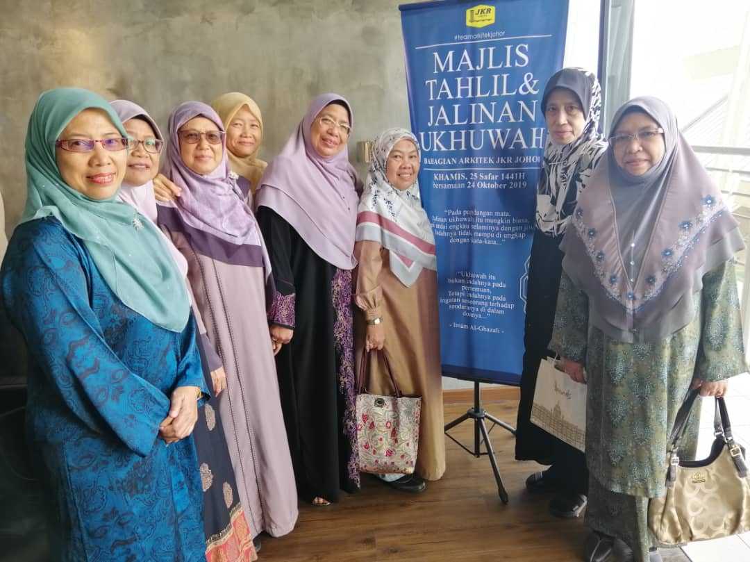 imranariffs's tweet photo. Majlis Tahlil dan Jalinan Ukhuwah Bhg. Arkitek JKR Johor, sempena pemergian Almarhum Tn Hj Mohd Shukor Ariffin, Pen. Peg Senibina Tertinggi, pada 21/10/19 yg lalu.  Majlis telah menjalin semula silaturahim di kalangan bekas kakitangan Bhg Arkitek sejak tahun 70an hingga sekarang. https://t.co/w9YdA4pP6B