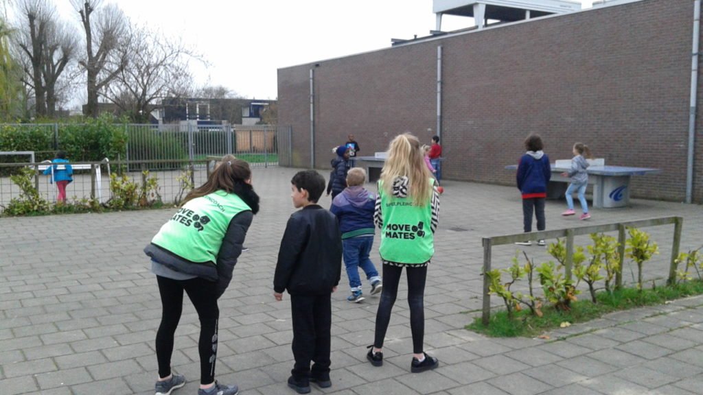 Nieuw schooljaar, zelfde speelpleincoaches! 
Vorig jaar zijn de leerlingen van groep 6/7 van de Kranepoort in Gouderak opgeleid om Move Mates te geven. Nu zijn het de leerlingen van groep 7/8, en met behulp van de terugkomdag van vorige week zijn ze er weer helemaal klaar voor!
