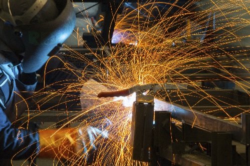 Ручная дуговая сварка. Сварочный аппарат для сварки электродом алюминия. Сварщик полуавтоматической сварки. Ручная сварка. Сварка металлоконструкций.