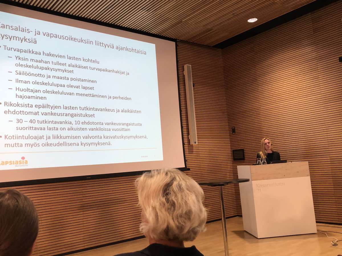 Tiia_Peramaa's tweet photo. Lastensuojelun Keskusliiton neuvottelukuntien seminaarissa lapsiasiavaltuutettu Elina Pekkarisen katsaus niihin asioihin, joissa Suomen on pikaisesti alettava toimimaan lapsen oikeuksien turvaamiseksi YK:n sopimuksen mukaisesti.
 #avosylin #Lapsenoikeuksiensopimus 
#LSKL https://t.co/9WDf1M322P