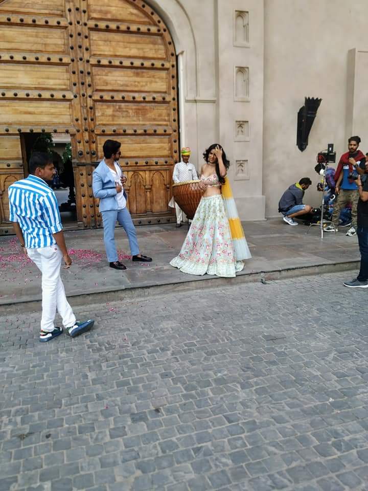 ShootingSoluti3's tweet photo. We are sharing🤩 some stills📸 of our favorite @Theniasharma & @_ravidubey from the set of #Jamai2.0!!!
#nianharma #ravidubey #HotelFairmont #HotelFairmontKukas #Kukas #Jamai2Point0OnZEE5 #NiVi #ZeeTV #Zee5 #shootingsolution #lineproduction #lineproducer https://t.co/K0cSy7XEg4
