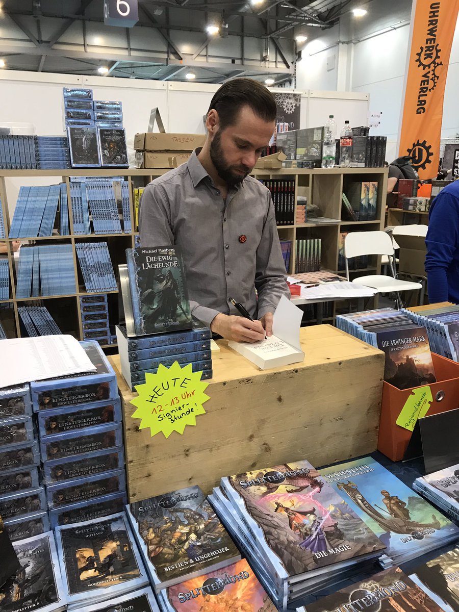 RefiningReality's tweet image. Achtung, Autor am Stand! 😊 Michael Masberg beim Signieren auf der #SPIEL19. #Splittermond