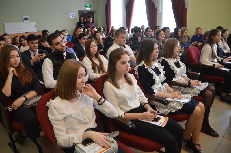 В Иванове проходит Форум по развитию молодежных проектов в сфере межнациональных отношений "Межнацакселератор". В рамках открытия Форума в #ИвановскийДомНациональностей состоялась Пленарная сессия с участием организаторов мероприятия, приглашенных экспертов и ивановской молодежи.