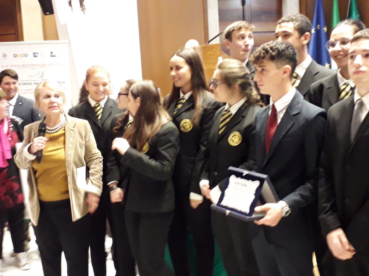 dbienna's tweet photo. #Scuolastrumentodipace @GiobertiRoma ancora insieme alla Presidente Anna Paola Tantucci per la 47ema edizione del concorso. I ragazzi della 4 #accoglienza premiati per l’impegno nella gestione dell’evento https://t.co/LmAWaQW2qg