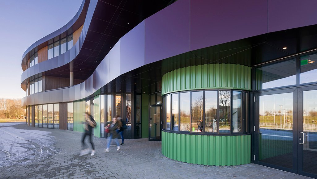 Het C.T. Stork College in Hengelo huisvest twee vmbo-scholen die samen hun onderwijs in één gebouw hebben gebracht. Het resultaat is een prachtige samenwerking in een gebouw dat kleinschaligheid koppelt aan het grote avontuur: bit.ly/348s89R