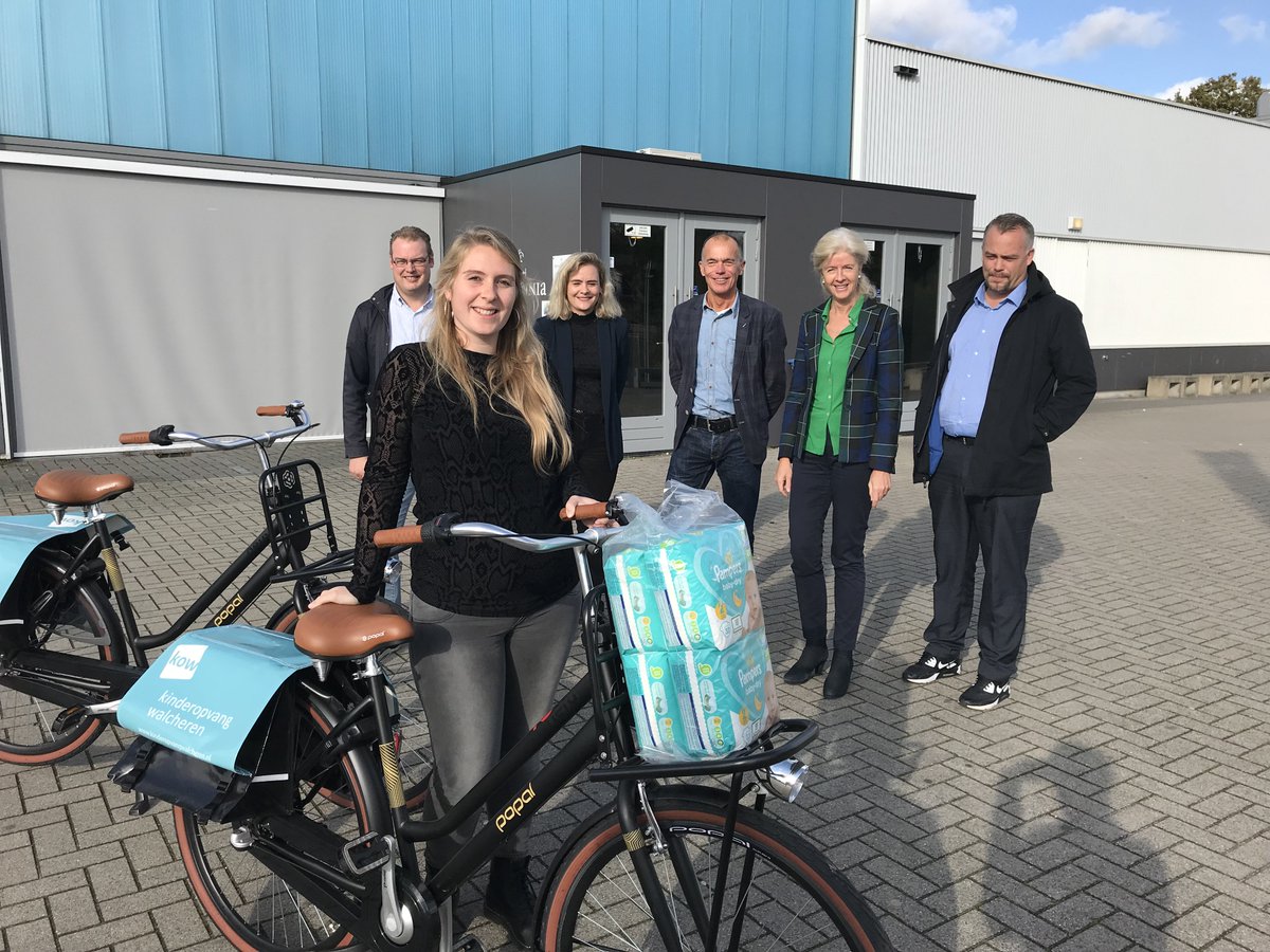 Deze week testte zwangere Mondia-docent Lisa voor het eerst een KOW-fiets uit. 🚲

Met de overhandiging van twee KOW-fietsen is de samenwerking tussen KOW en Mondia Scholengroep officieel van start gegaan. Lees verder op ow.ly/frXR50wSIUH

#kinderopvang #samenwerking