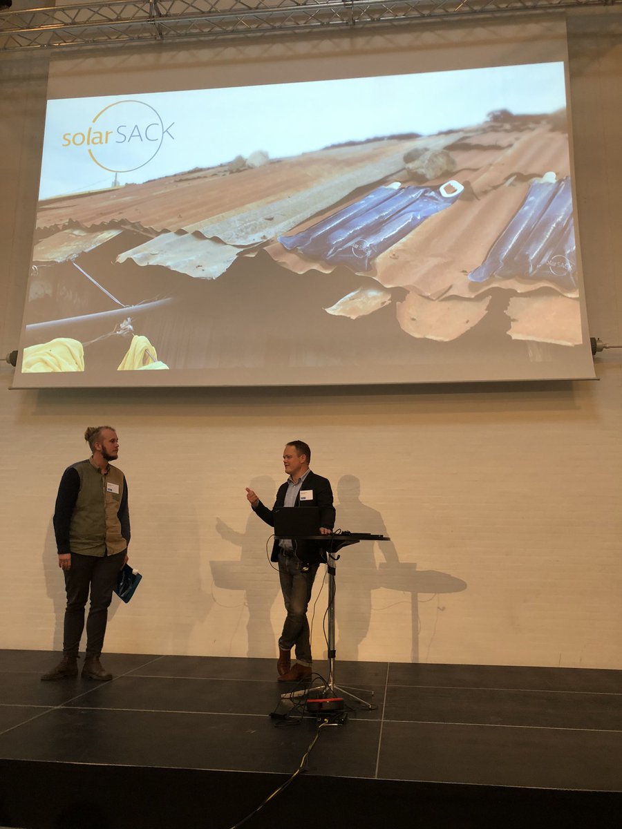 hannaloyche's tweet image. #SolarSack laver forurenet vand om til rent vand vha solen☀️De skadelige bakterier bliver solbrændte og dermed ødelagte, så vandet er sikkert at drikke #startups #coolsolution #amazing #solarpasteurisation #rentdrikkevand #PlasticEngineeringDay #dtu #dtudk #Plastindustrien
