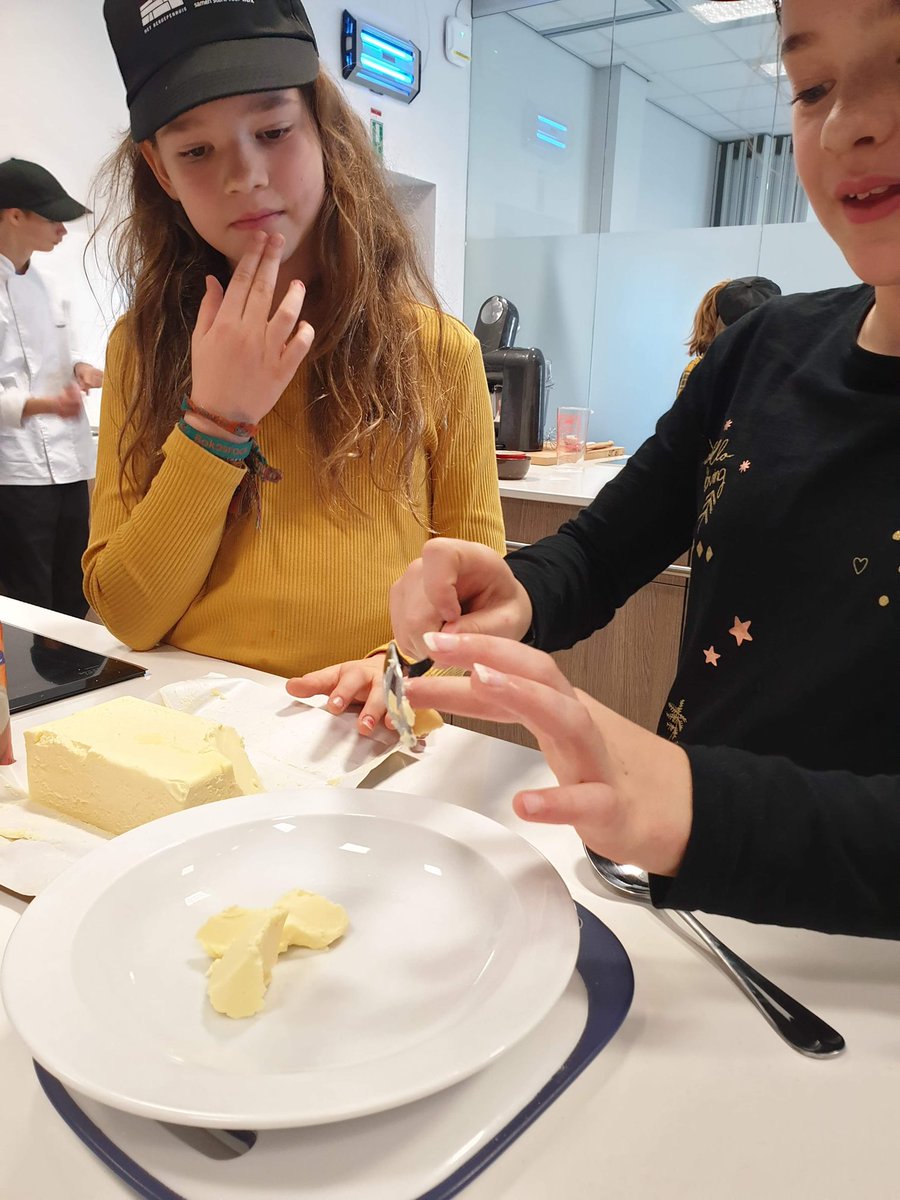 SofieDR's tweet photo. Toekomstige koks en hulpkoks? Talent ontdekt! #vdab #doedagvdab #beroepenhuis #enallesbeweegt #tienen https://t.co/jnGoc16SD0