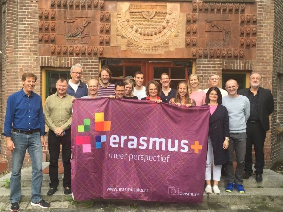 ErasmusplusNL's tweet photo. Toegekende projecten hebben van het NA Erasmus+ een vlag ontvangen, die wordt gebruikt bij projectbijeenkomsten in binnen- en buitenland. Een overzicht van waar is de vlag: https://t.co/LynwkfpfTf #erasmusplusnl #levenlangleren #onderwijs https://t.co/qdpcicFx30