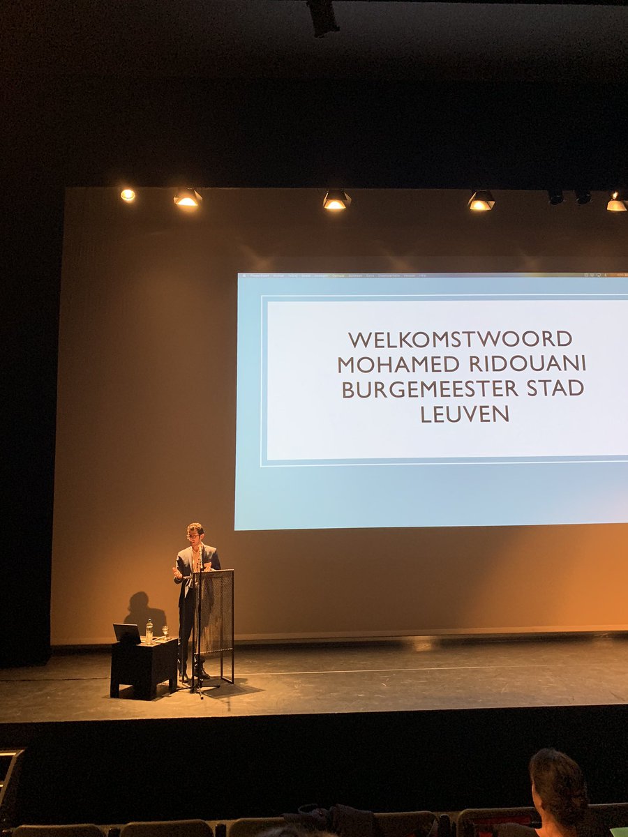 Een begeesterende <a href="/MohamedRidouani/">Mohamed Ridouani</a> opent de boekvoorstelling #participatieveomslag van Filip De Rynck en @stefsteyaert met voorbeelden uit de Leuvense praktijk en stevige insteken voor het debat.