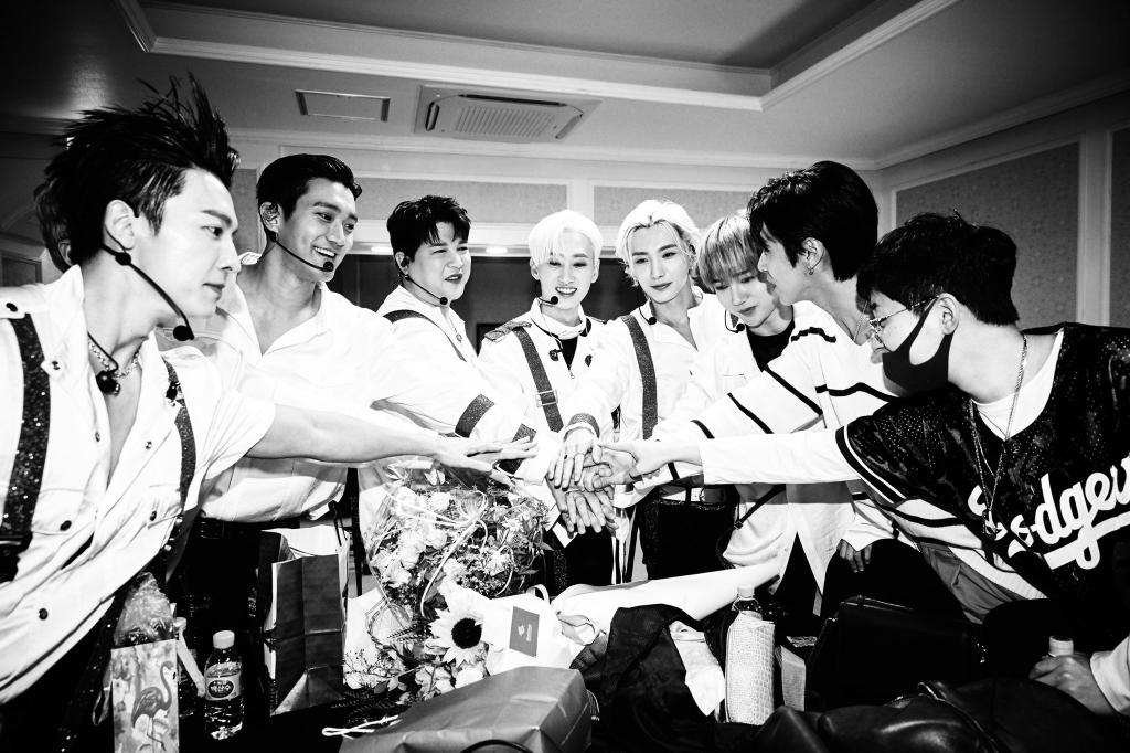 worldwideELF's tweet photo. 🌍Officially @SJofficial's #SUPER_Clap 'surpassed No.1's' Good Night' on Mnet 'M Countdown', which aired on the 24th.

🎉🎊#SUPERClap1stWin🎊🎉

ELF and SUPER JUNIOR are still standing!!!!

#슈퍼주니어 #SUPERJUNIOR https://t.co/vnrvAMEv9I
