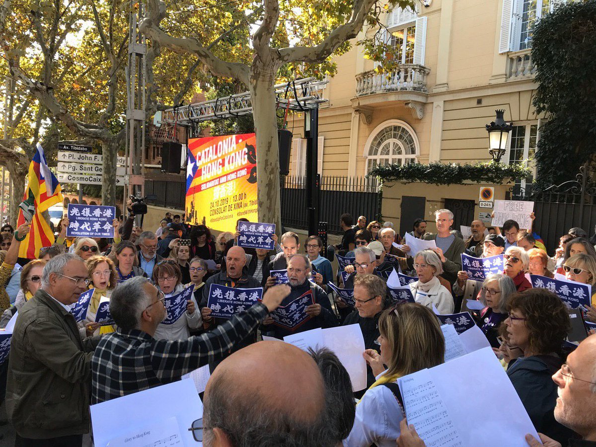 ◼️◻️ Hundreds of Catalan pro-independence protesters gather in front of the Chinese consulate in Barcelona to show their support for #HongKong democratic project.

Solidarity is the kindness of the people.

#StandUpForCatalonia
#StandWithHongKong 
@HongKongFP