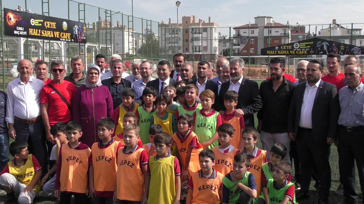 Kepez’den Ünsal’a Semt Spor Sahası
Kepez Belediyesi, ilçenin spor tesislerine bir yenisini daha ekledi. Ünsal Mahallesi’nde yapımı tamamlanan semt spor sahası törenle hizmete açıldı. Açılışa Kepez Belediye Başkanı Hakan Tütüncü, meclis üyeleri, muhtarlar ve vatandaşlar katıldı.