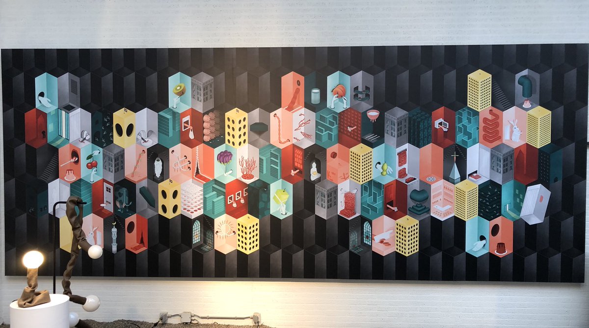 Tijdens DDW krijg ik van Illustrator Suzan Hijink het verhaal te horen over haar fantastisch mooi ontworpen supermarkt. Ze zegt: Biologisch, vegan, ambachtelijk, bonus, suikervrij of slavenvrij. Ik begrijp het niet en heb het gevoel te verdwalen in een doolhof van desinformatie.