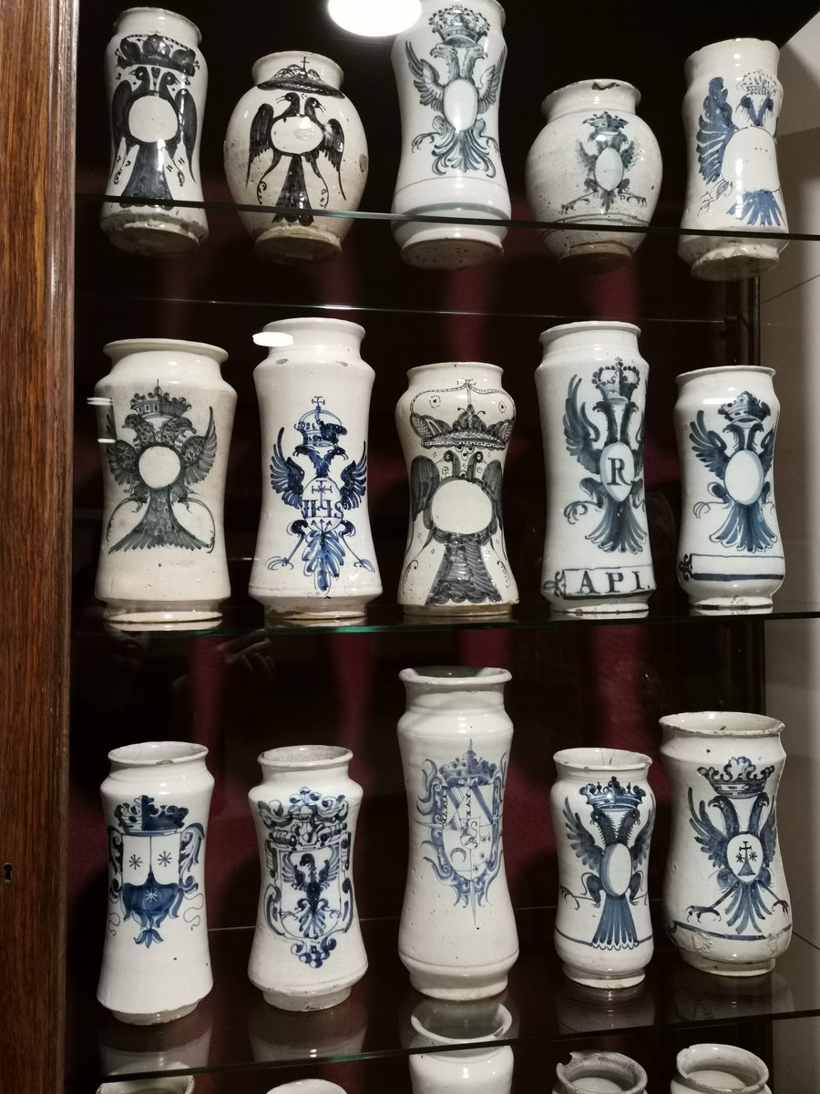 Hiroko Miyamoto 凄い数の薬草壺 今でもハーブ店には50種類近くは あり処方によって調合してくれます ここにはアラゴン州と カタルーニャ州で使われた壺 青絵付けの薬草壺が 多く 鷹の紋章も シンボル的です 17 18世紀 フレデリック マレス美術館